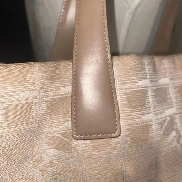 CHANEL
MEDIUM Travel Ligne Tote - Picture 3 of 16